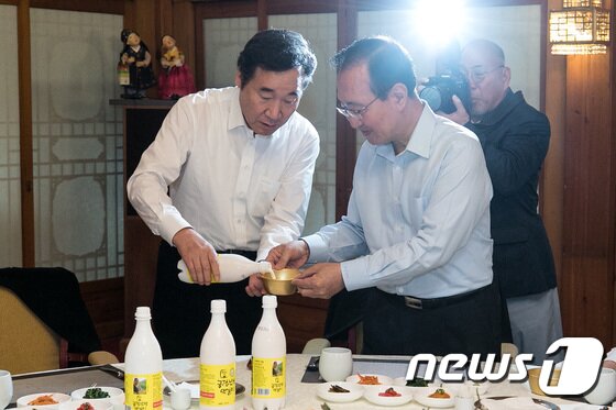 본문 이미지 - 이낙연 총리가 서울 종로구 삼청동 총리공관에서 정의당 지도부와 만찬을 하고 있다. 오른쪽은 노회찬 원내대표. 2017.8.16 이승배 기자