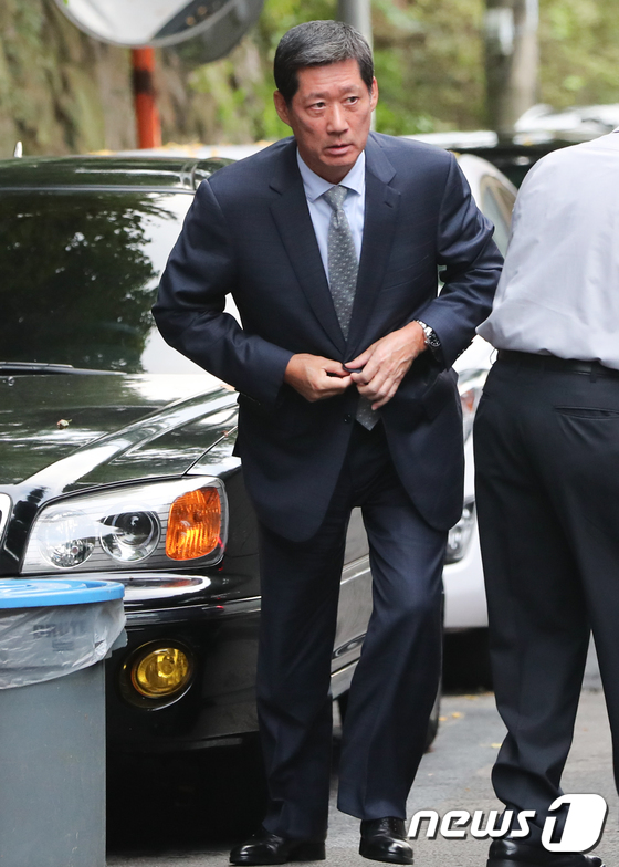 (서울=뉴스1) 허경 기자 = 정몽윤 현대해상화재보험 회장이 16일 오후 故 정주영 현대그룹 명예회장의 부인 고 변중석 여사의 10주기 제사에 참석하기 위해 서울 용산구 한남동 정 …