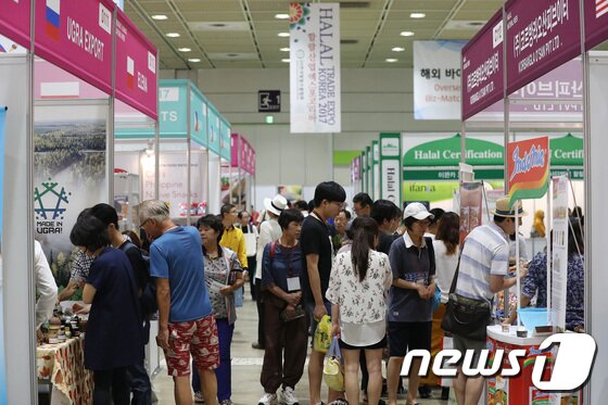 본문 이미지 - 할랄산업엑스포코리아&#39;를 찾은 관람객들이 할랄문화를 체험하고 있는 모습. 2017.8.17/뉴스1 ⓒ News1 임세영 기자
