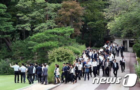 본문 이미지 - 지난 17일 오후 문재인 대통령 취임 100일 맞아 진행된 청와대 오픈하우스에 참석한 청와대 출입기자단이 경내를 둘러보고 있다. (청와대) 2017.8.18/뉴스1 ⓒ News1 이광호 기자