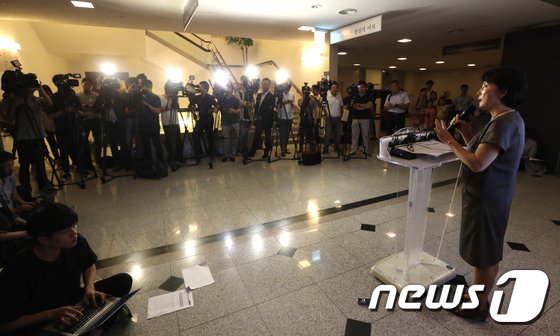 김연수 국립고궁박물관장이 18일 오전 서울 종로구 국립고궁박물관에서 재제작된 모조품으로 확인된 덕종어보에 대한 기자회견을 하고 있다. /뉴스1 ⓒ News1