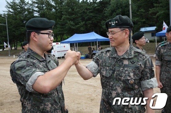 훈련병과 주먹인사 하는 김용우 육군참모총장
