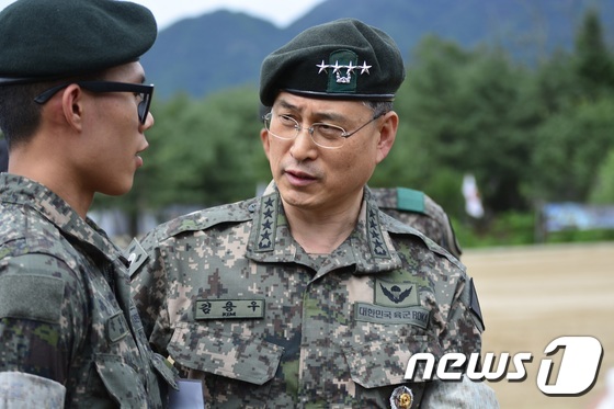 제식훈련 장병 격려하는 김용우 육군참모총장