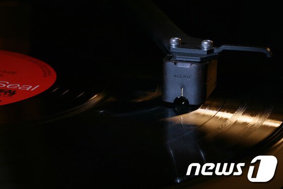 본문 이미지 - 카트리지가 LP에 파인 음구를 따라 그 안에 담긴 음악정보를 읽어내고 있다. ⓒ News1