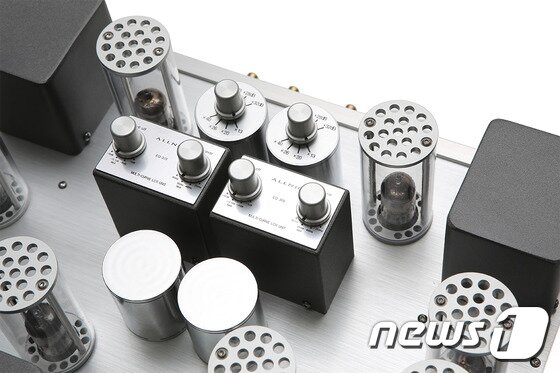 본문 이미지 - 뒤에 보이는 원통형 모듈 2개가 승압트랜스, 앞에 자리잡은 네모난 모듈 2개가 멀티커브 LCR 모듈이다. ⓒ News1