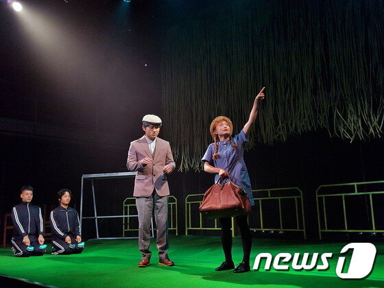 본문 이미지 - 뮤지컬 앤 시연장면. 어린 앤(오른쪽)과 매슈 아저씨 ⓒ News1