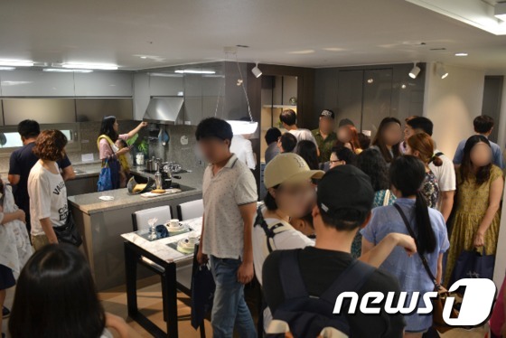 '인천 더샵 스카이타워' 모델하우스 내부 유니트를 관람하는 내방객들의 모습© News1