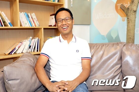 본문 이미지 - 김봉희 봉쉡 대표가 17일 뉴스1 제주본부와 인터뷰를 하며 환하게 웃고 있다. 2017.08.18/뉴스1 ⓒ News1 안서연 기자