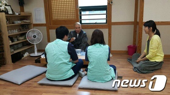본문 이미지 - 스님과의 차담ⓒ News1