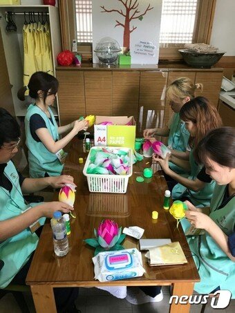 본문 이미지 - 조계사 템플스테이에서 참가자들이 연등을 만들고 있다.(조계사 제공)ⓒ News1