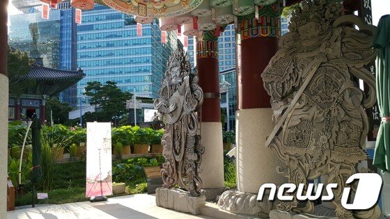 본문 이미지 - 조계사 정문의 사천왕상ⓒ News1