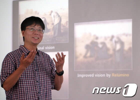 본문 이미지 - 삼성전자 C랩의 조정훈 '릴루미노' 개발팀 CL(Creative Leader)이 지난 18일 서울 태평로에 위치한 브리핑룸에서 릴루미노 앱을 소개하고 있다.(삼성전자 제공) ⓒ News1