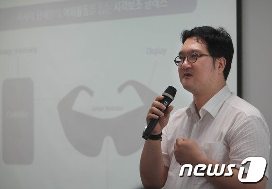 본문 이미지 - 김찬홍 한빛맹학교 교사가 지난 18일 서울 태평로에 위치한 브리핑룸에서 '릴루미노' 앱을 사용한 소감을 발표하고 있다.(삼성전자 제공) ⓒ News1