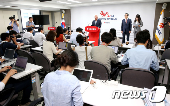 (서울=뉴스1) 박정호 기자 = 류석춘 자유한국당 혁신위원장이 2일 오전 서울 여의도 당사에서 혁신선언문을 발표하고 있다.혁신위원회는 혁신선언문을 통해 '자유한국당 신보수주의' 가 …