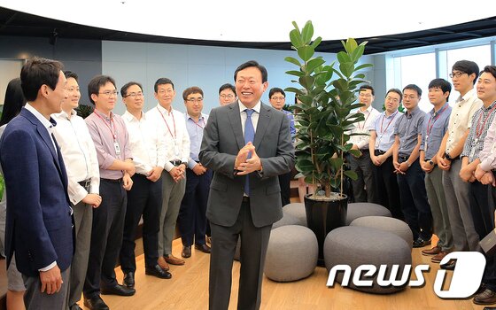 본문 이미지 - 신동빈 롯데그룹 회장이 2일 오전 서울 송파구 잠실 롯데월드타워 신사옥으로 첫 출근 후 직원들을 격려하고 있다. (롯데그룹 제공) 2017.7.2/뉴스1 ⓒ News1 박지혜 기자
