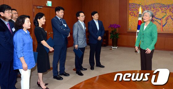 본문 이미지 - 강경화 외교부장관이 2일 오전 서울 도렴동 외교부청사에서 열린 혁신TF외부자문위원회 위촉식에서 참석 위원들과 대화하고 있다.2017.8.2/뉴스1 ⓒ News1 이광호 기자