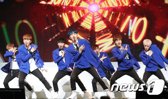 본문 이미지 - 온앤오프(ONF)가 2일 오전 서울 광진구 예스24 라이브홀에서 열린 첫 데뷔 앨범 'ON/OFF(온앤오프)' 쇼케이스에 참석해 신곡을 선보이고 있다. 2017.8.2./뉴스1 ⓒ News1 권현진 기자