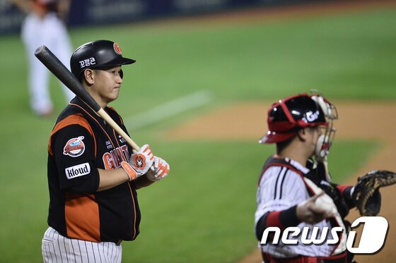 본문 이미지 - 2일 오후 서울 송파구 잠실야구장에서 열린 '2017 프로야구 KBO 리그' 롯데 자이언츠와 LG 트윈스의 경기 연장 10회초 2사 주자 3루 상황 롯데 이대호가 고의4구를 기다리고 있다. 2017.8.2/뉴스1 ⓒ News1 민경석 기자