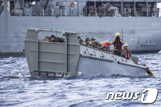 (서울=뉴스1) = 해병대원들이 지난 19일 울릉도 인근 해안에서 상륙주정을 타고 울릉도로 상륙 시도하고 있다. 해병대는 울릉도에서 중대급 병력이 상륙해 전개훈련을 진행하는 것은 …
