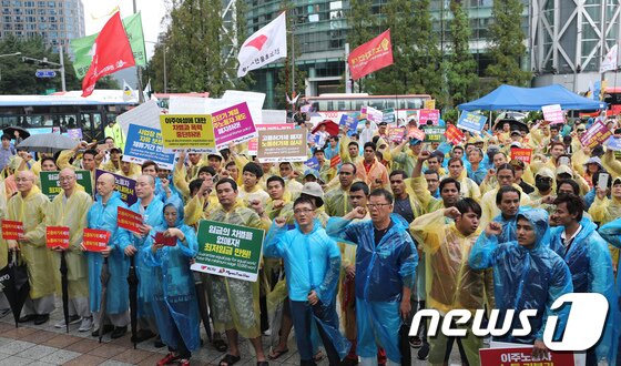 본문 이미지 - 전국 이주노동자들이 20일 오후 서울 보신각 앞에서 열린 전국이주노동자결의대회에서 노동기본권 보장 및 고용허가제 폐지를 촉구하고 있다. 2017.8.20/뉴스1 ⓒ News1 박지혜 기자