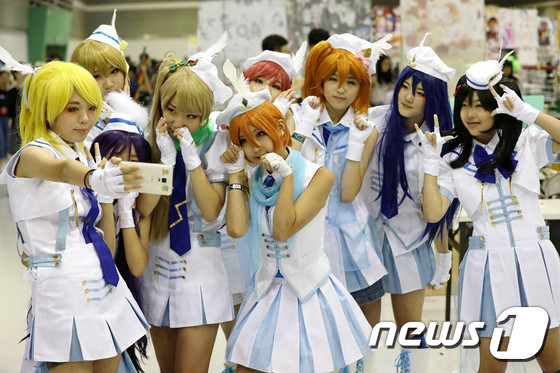 (서울=뉴스1) 박세연 기자 = 20일 오후 서울 서초구 양재동 AT센터에서 열린 '서울 코믹월드'에서 애니메이션 러브라이브 코스프레 참가자들이 포즈를 취하고 있다. 2017.8. …