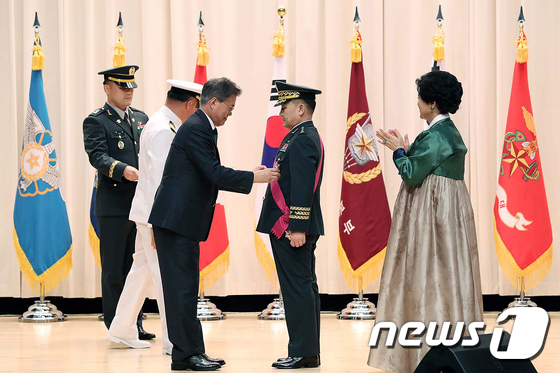 (서울=뉴스1) 이광호 기자 = 문재인 대통령이 20일 오후 서울 용산구 국방부에서 열린 합참의장 이.취임식 및 전역식에서 이임하는 이순진 합참의장에게 훈장을 수여하고 있다. (청 …