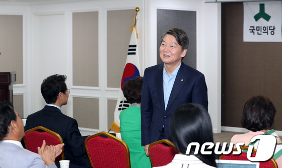 (전주=뉴스1) 문요한 기자 = 국민의당 안철수 전 대표가 20일 전북 전주시 전주로니관광호텔에서 열린 2017 국민의당 전북도당 당원 연수를 찾아 당원들에게 인사를 하고 있다.2 …