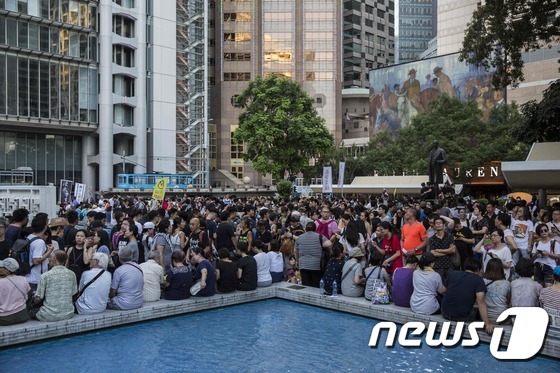 (홍콩 AFP=뉴스1) 우동명 기자 = 20일 (현지시간) 홍콩에서 조슈아 웡 등 2014년 '우산혁명' 지도부에 대한 고등법원의 징역형 선고에 항의하는 수만 명의 시민이 대규모 …