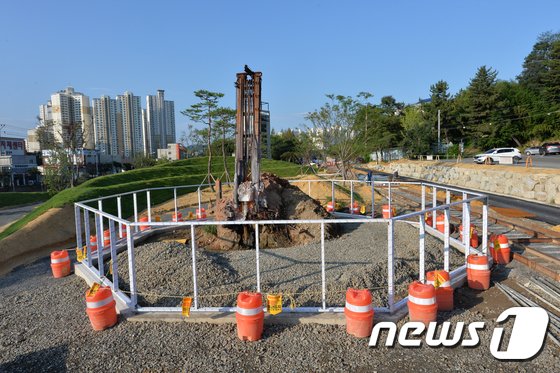 22일 경북 포항시가 남구 대잠동 폐철도공원화공사현장에서 불의공원을 조성하기 위해 기초공사를 하고 있다.이곳은 지난 3월 8일 공원에 사용할 관수를 찾기 위해 굴착기로 지하 210m지점을 굴착하던 중 마찰열에 매장돼 있던 천연메탄가스가 폭발하면서 발견됐다.2017.8.22/뉴스1 ⓒ News1 최창호 기자