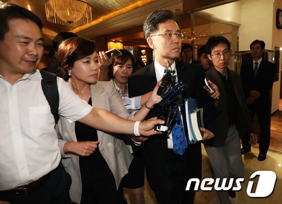 본문 이미지 - 김현종 통상교섭본부장이 22일 서울 중구 소공동 롯데호텔에서 열린 한미 FTA(자유무역협정) 공동위원회에 참석한 후 굳은 얼굴로 자리를 뜨고 있다. 2017.8.22/뉴스1 ⓒ News1 오대일 기자