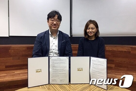 본문 이미지 - 송영철 롯데마트 M큐레이션팀장(왼쪽)과 동물자유연대 홍현진 팀장이 반려동물 입양 관련 캠페인 협약을 체결하고 있다. (롯데마트 제공) 2017.8.22/뉴스1