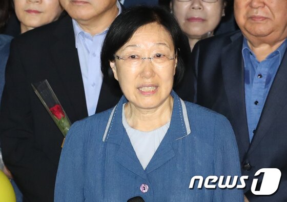 본문 이미지 - 한명숙 전 국무총리가 지난 2017년 8월 새벽 경기 의정부교도소에서 2년간의 수감생활을 마치고 만기 출소 소감을 밝히고 있다. /뉴스1 ⓒ News1 송원영 기자