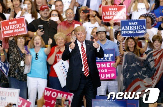 본문 이미지 - 지지자들과 함께한 도널드 트럼프 미국 대통령. ⓒ AFP=뉴스1