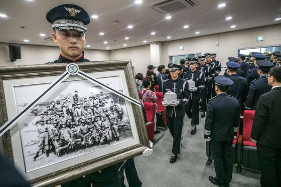 '암매장' 실미도 공작원 4명 유해발굴 시작…국방부장관 첫 사과