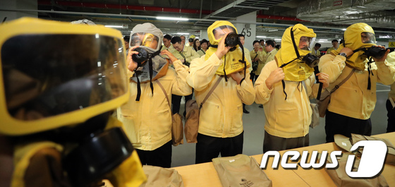 (세종=뉴스1) 장수영 기자 = 세종청사 공무원들이 23일 정부세종2청사 행정안전부에서 열린 을지연습과 연계한 민방공 대피훈련 중 화생방 대응 방독면 착용법에 대한 교육을 받고 있 …