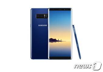본문 이미지 - 삼성전자는 23일(현지시간) 미국 뉴욕 파크 애비뉴 아모리(Park Avenue Armory)에서 글로벌 미디어와 파트너 등 1500여명이 참석한 가운데 '삼성 갤럭시 언팩 2017'을 열고, 갤럭시노트 시리즈의 최신작 '갤럭시노트8'을 전격 공개했다. 사진은 갤럭시노트8에서 새롭게 선보인 '딥씨블루' 색상 모델. ⓒ News1