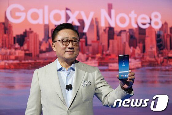 본문 이미지 - 23일(현지시간) 미국 뉴욕 파크 애비뉴 아모리에서 열린 '삼성 갤럭시 언팩 2017'에서 고동진 삼성전자 무선사업부 사장이 '갤럭시 노트8'을 소개하고 있다. 멀티태스킹이 가능한 '인피니티 디스플레이'와 광학식 손떨림 보정(OIS) 1200만 화소 '듀얼 카메라'가 탑재된 갤럭시 노트8은 다음 달 15일부터 전 세계 시장에 순차 출시된다. (삼성전자 제공) 2017.8.24/뉴스1