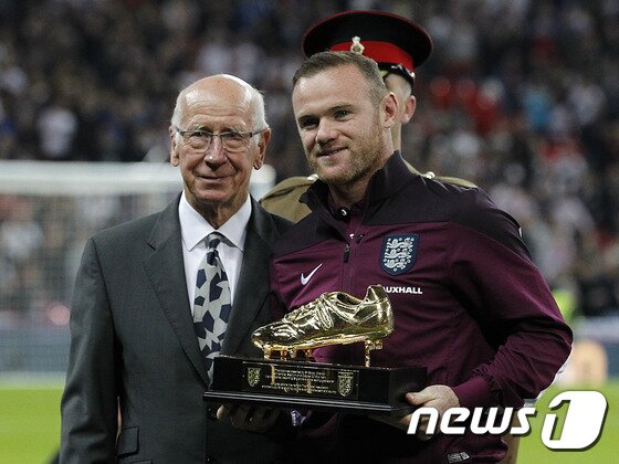 본문 이미지 - 바비 찰턴(왼쪽)을 제치고 잉글랜드 최다 득점 기록을 쓴 웨인 루니. ⓒ AFP=News1