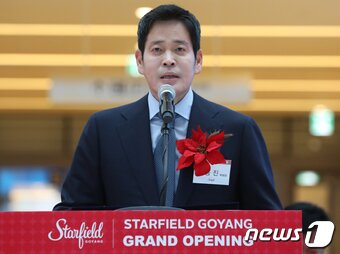 본문 이미지 - 정용진 신세계 부회장이 24일 경기 고양시 '스타필드 고양' 개장식에서 인사말을 하고 있다. 스타필드 고양은 연면적 36만5천㎡(11만400평), 지하 2층∼지상 4층 규모의 수도권 서북부 최대 실내 '쇼핑 테마파크'이다. '오프 프라이스' 백화점인 신세계 팩토리 스토어와 이마트 트레이더스 등 신세계의 대형 쇼핑매장을 비롯해 아쿠아필드, 스포츠몬스터 등 각종 엔터테인먼트 시설이 들어섰다. 2017.8.24/뉴스1 ⓒ News1 송원영 기자