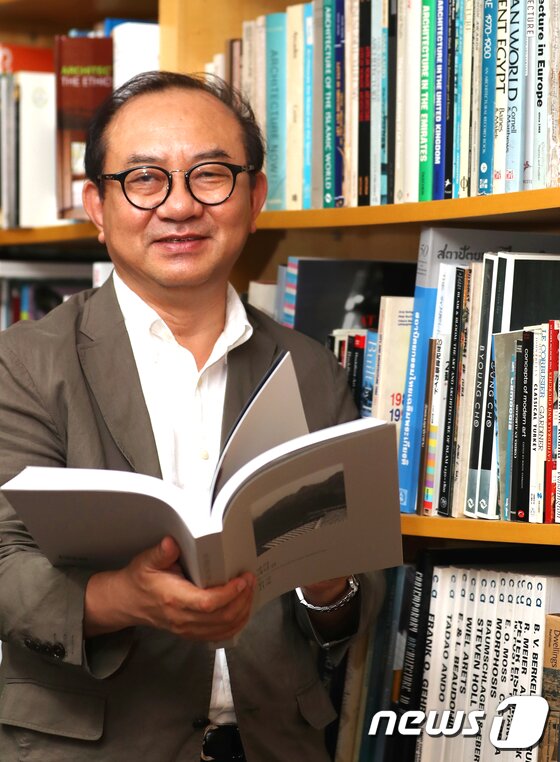 본문 이미지 - 김봉렬 한국에술종합학교 총장이 24일 오후 서울 성북구 한국예술종합학교 총장실에서 뉴스1과 인터뷰를 하고 있다. 2017.8.24/뉴스1 ⓒ News1 임준현 인턴기자