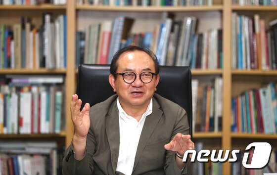 본문 이미지 - 김봉렬 한국에술종합학교 총장이 24일 오후 서울 성북구 한국예술종합학교 총장실에서 뉴스1과 인터뷰를 하고 있다. 2017.8.24/뉴스1 ⓒ News1 임준현 인턴기자