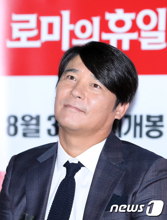 (서울=뉴스1) 권현진 기자 = 배우 임창정이 24일 오후 서울 동대문 메가박스에서 열린 영화 ‘로마의 휴일’(감독 이덕희) 언론시사회에 참석해 매력을 발산하고 있다. 2017.8 …
