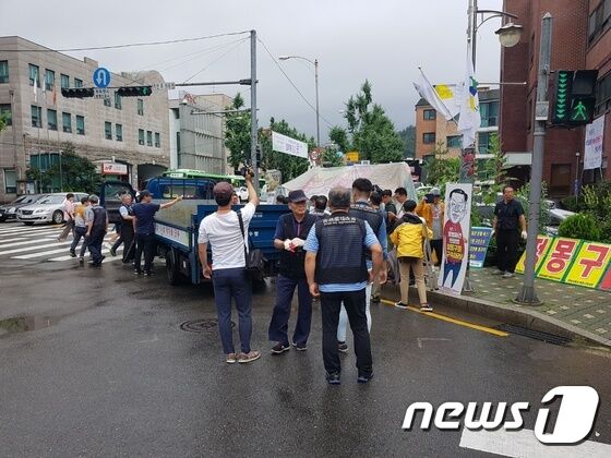 종로구, 청운동 주민센터 앞 금속노조 천막 철거 - 뉴스1 종로구, 청운동 주민센터 앞 금속노조 천막 철거 - 뉴스1