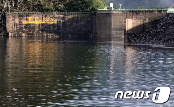 본문 이미지 - 24일 강원 춘천시 소양강댐 수위가 오후 6시 기준 190.38m를 기록, 2011년 7월31일 이후 6년만에 190m 돌파하면서 홍수기 제한수위(190.3m)를 돌파했다. 소양강댐 관리단은 계획홍수위(노란선, 198m)에는 다소 여유가 있어 수문을 열 계획은 없다고 밝혔다.2017.8.24/뉴스1 ⓒ News1 홍성우 기자