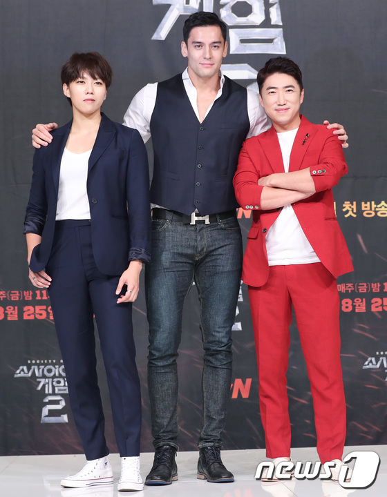 (서울=뉴스1) 권현진 기자 = 격투기 선수 엠제이킴(왼쪽부터), 줄리엔 강, 개그맨 장동민이 25일 오전 서울 영등포 타임스퀘어에서 열린 tvN '소사이어티 게임2‘ 제작발표회에 …