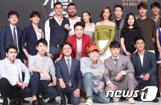본문 이미지 - 25일 오전 서울 영등포 타임스퀘어에서 열린 tvN '소사이어티 게임2‘ 제작발표회에 참석한 출연자들이 포즈를 취하고 있다. 2017.8.25./뉴스1 ⓒ News1 권현진 기자