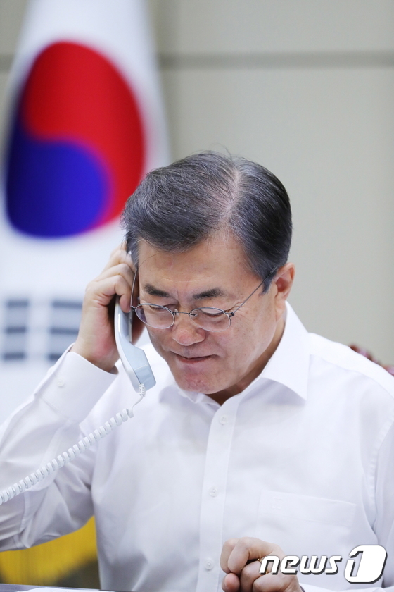 (서울=뉴스1) 이광호 기자 = 문재인 대통령이 25일 오전 청와대 여민관 소회의실에서 아베신조 일본총리와 전화 통화를 하고 있다.양 정상은 통화에서 북핵 문제와 한반도의 엄중한 …