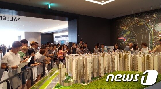 본문 이미지 - '산성역 포레스티아' 모델하우스 1층 로비에서 직원 설명을 듣는 방문객들의 모습ⓒ News1