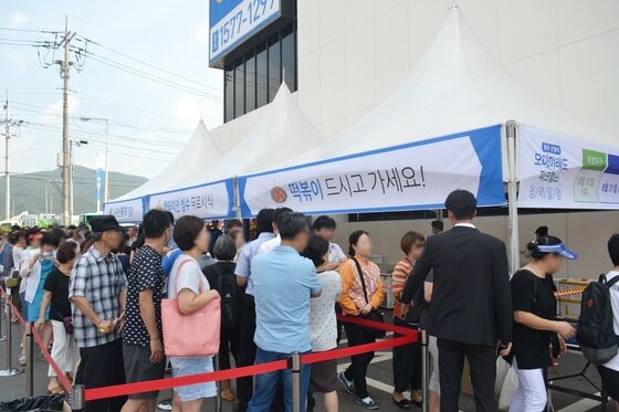 본문 이미지 - 초월역 모아미래도 파크힐스의 모델하우스 입장을 기다리는 내방객 모습/사진제공=모아종합건설ⓒ News1