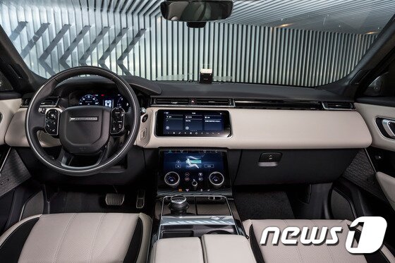 본문 이미지 - 레인지로버 벨라 실내ⓒ News1